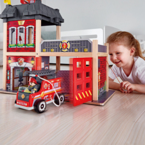 Fire station wooden toy Hape Cheza Plus
