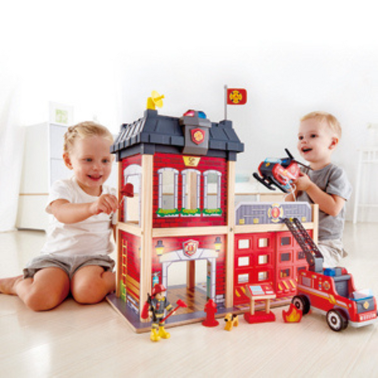 Fire station wooden toy Hape Cheza Plus